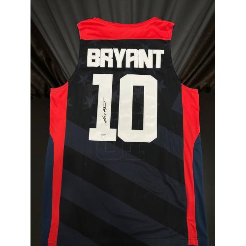 Kobe Bryant USA donkerblauw / rood Handgesigneerde Jersey PSA / DNA authenticatie