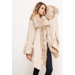 poncho in imitatiebont, dus geen dierenleed ,heerlijk zacht, voelt als bont aan en is heel warm