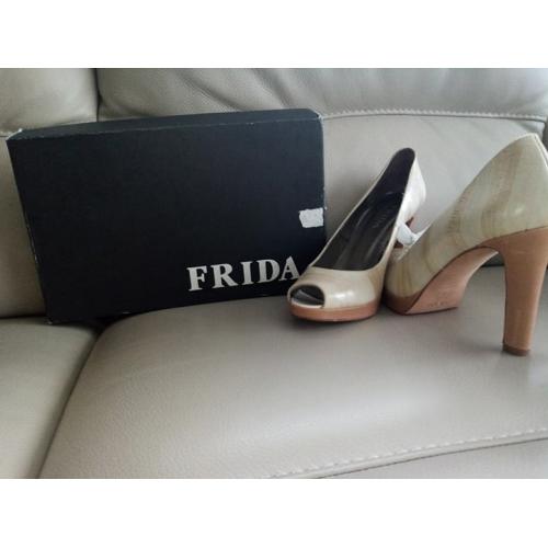 pumps prada