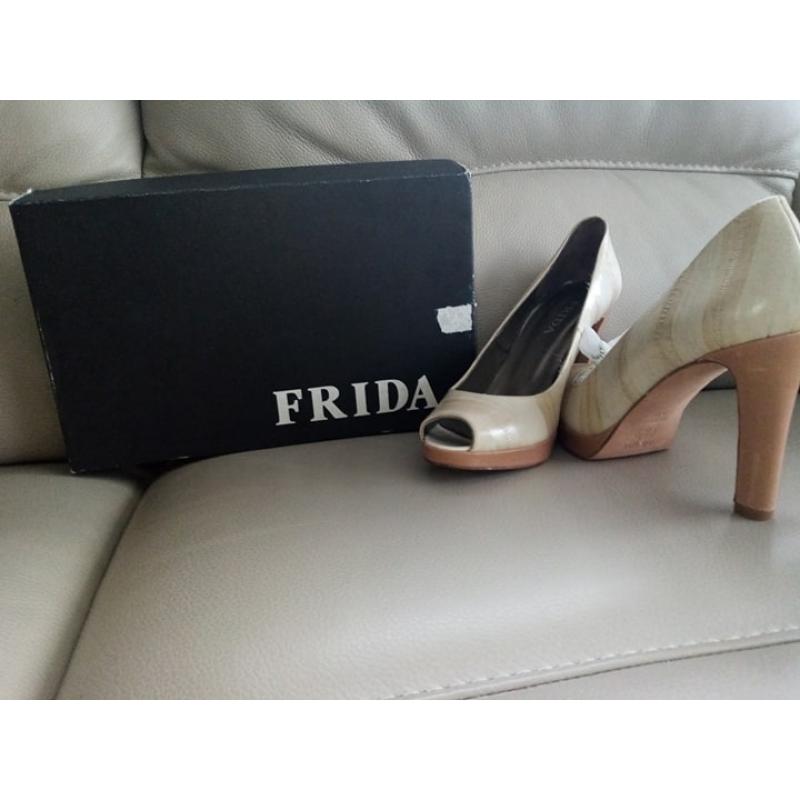 pumps prada