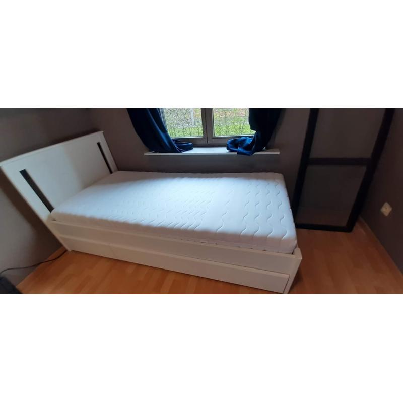 1 persoonsbed met opberglades, lattenbodem en matras