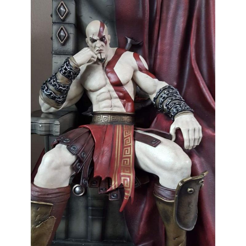 Beeld kratos on throne