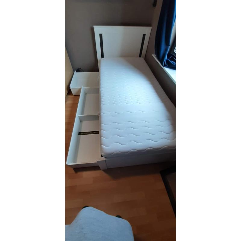 1 persoonsbed met opberglades, lattenbodem en matras
