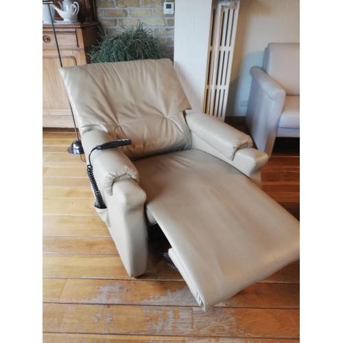 Electrische relaxzetel in beige leder met extra opstahulp