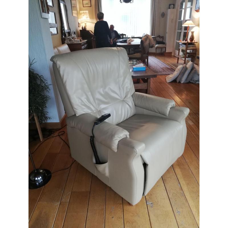 Electrische relaxzetel in beige leder met extra opstahulp