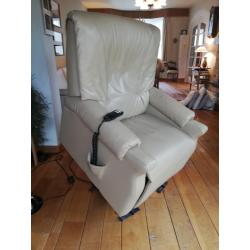 Electrische relaxzetel in beige leder met extra opstahulp