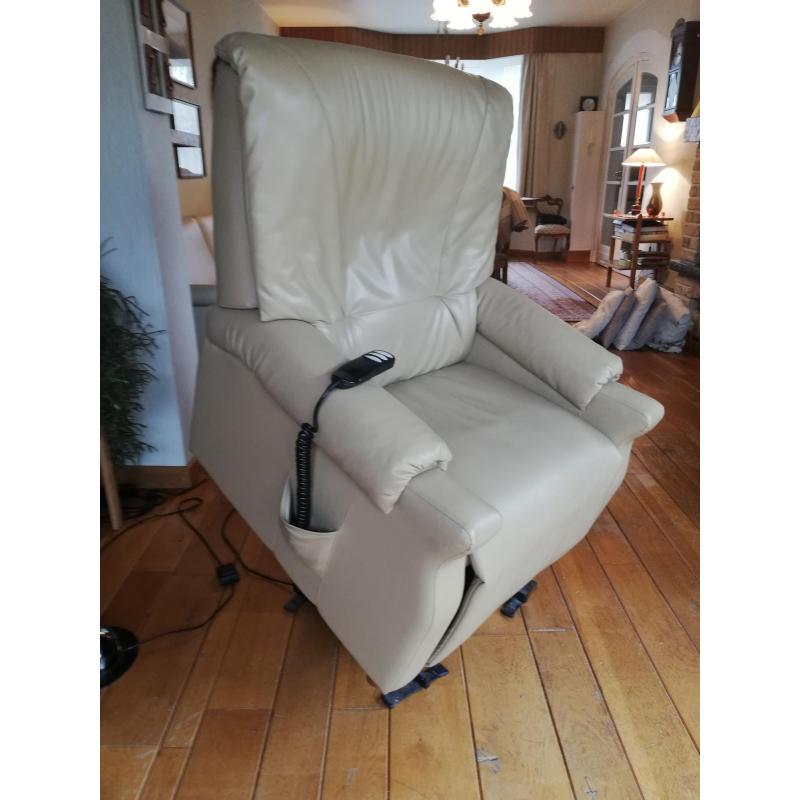 Electrische relaxzetel in beige leder met extra opstahulp