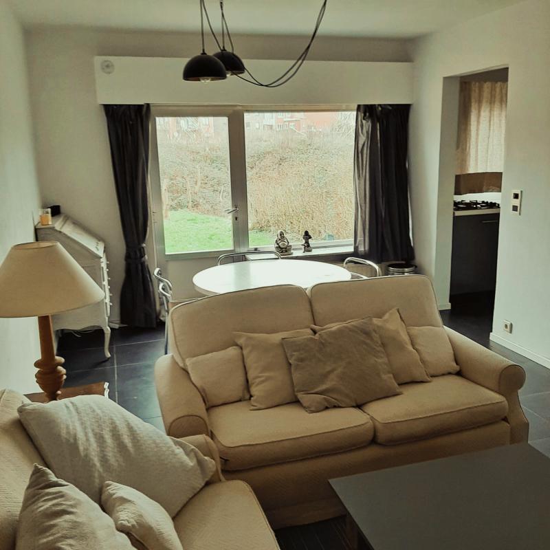 Ruime gelijkvloerse studio met privaat garage en eigen tuin