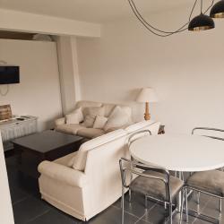 Ruime gelijkvloerse studio met privaat garage en eigen tuin