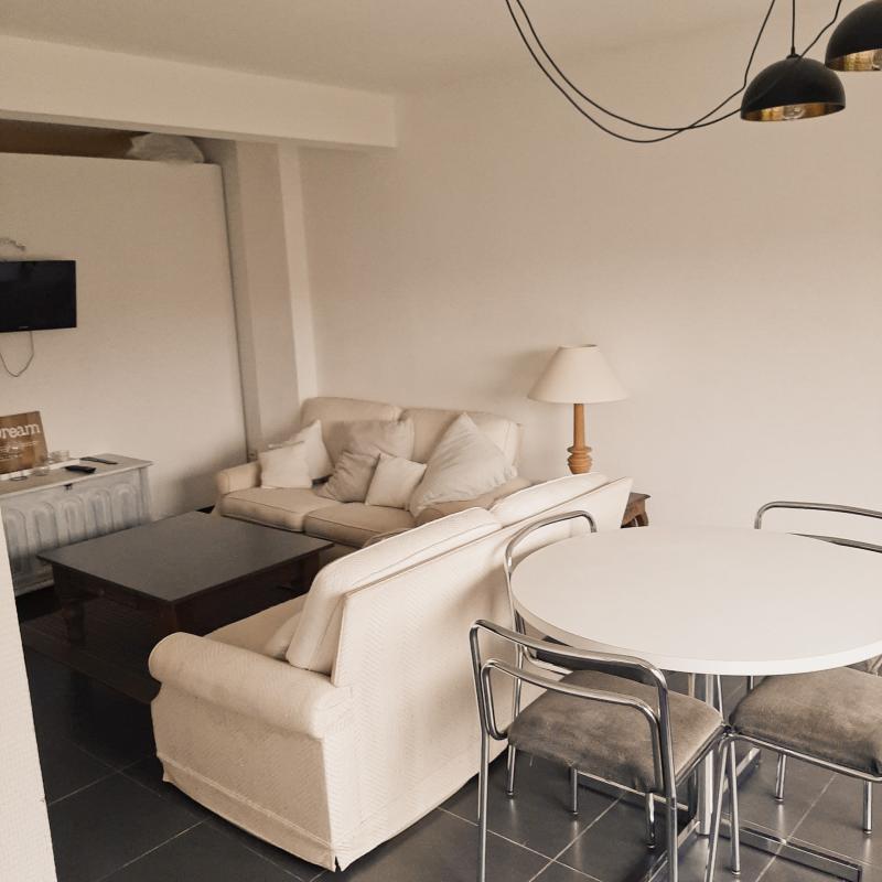 Ruime gelijkvloerse studio met privaat garage en eigen tuin