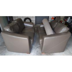 2 lederen sofa's