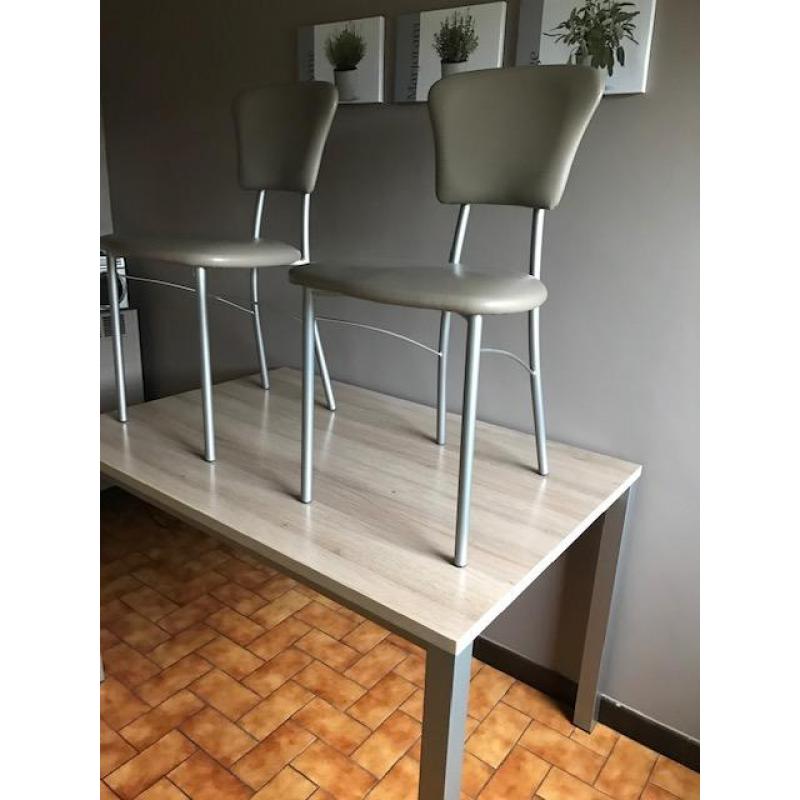 Twee stoelen en tafel