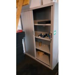 Dubbel buro (2personen)   kast met roldeuren   2 stoelen