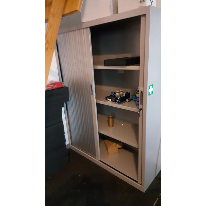 Dubbel buro (2personen)   kast met roldeuren   2 stoelen
