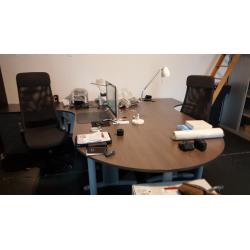 Dubbel buro (2personen)   kast met roldeuren   2 stoelen