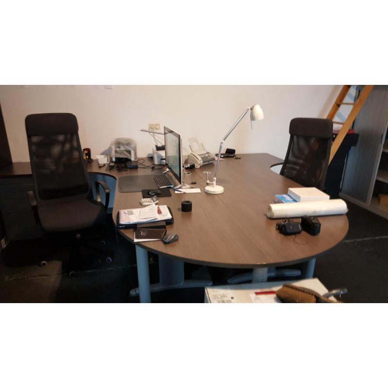 Dubbel buro (2personen)   kast met roldeuren   2 stoelen