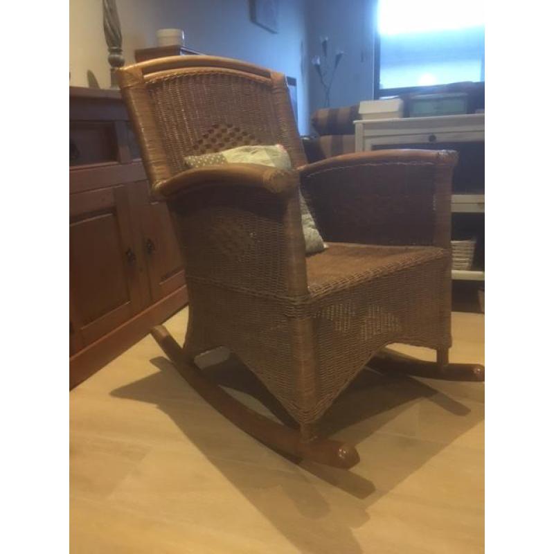 houten schommelstoel met vlechtwerk