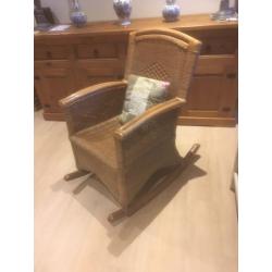houten schommelstoel met vlechtwerk