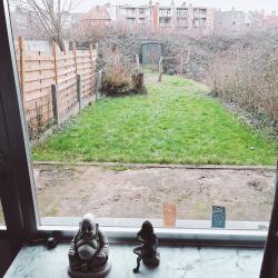 Ruime gelijkvloerse studio met privaat garage en eigen tuin