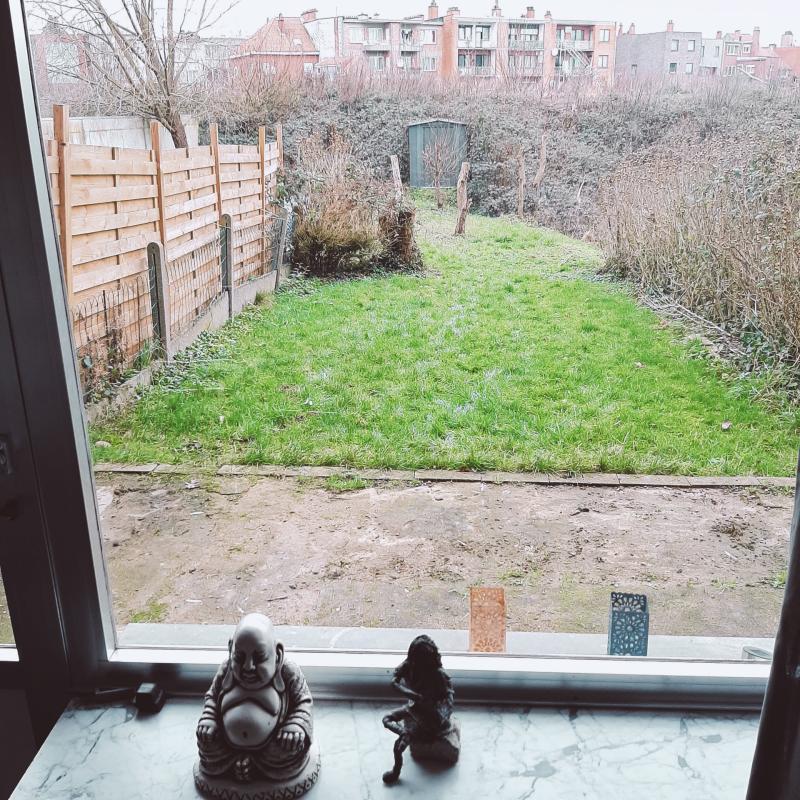 Ruime gelijkvloerse studio met privaat garage en eigen tuin