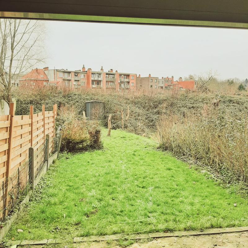 Ruime gelijkvloerse studio met privaat garage en eigen tuin