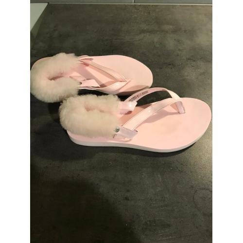 roze teenslippers UGG met bont