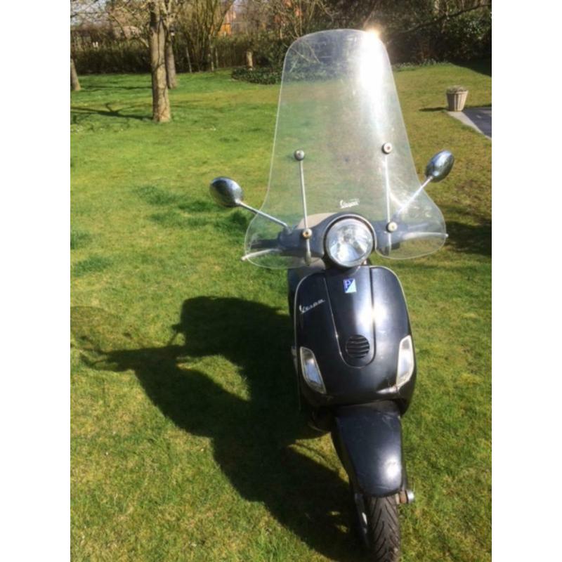 Vespa LX50 met windscherm