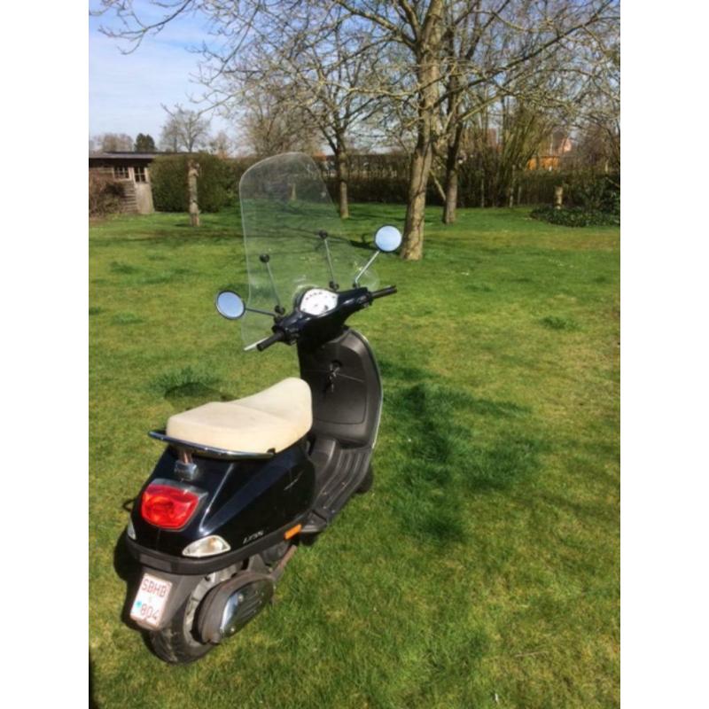 Vespa LX50 met windscherm