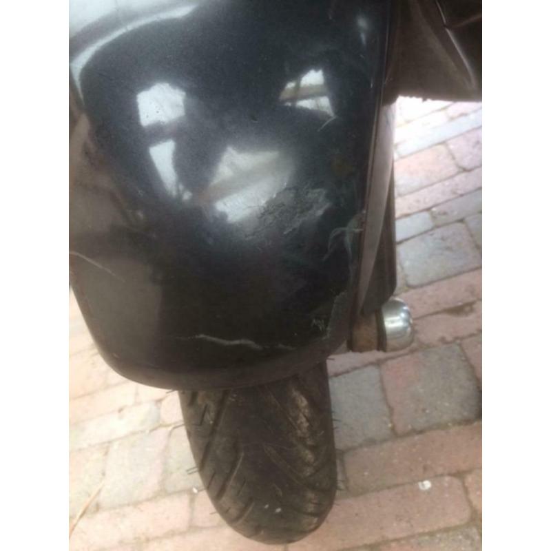 Vespa LX50 met windscherm