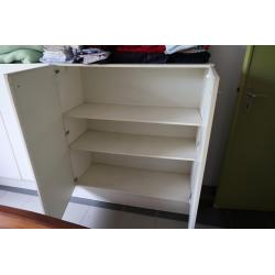 twee witte, vintage kasten