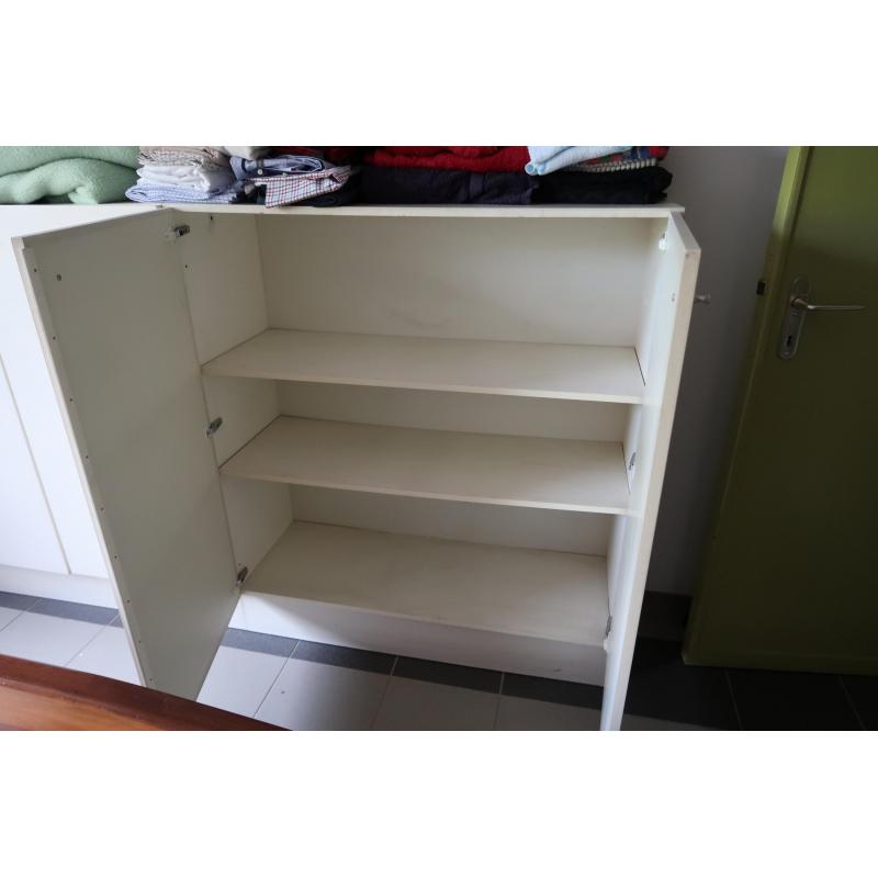 twee witte, vintage kasten