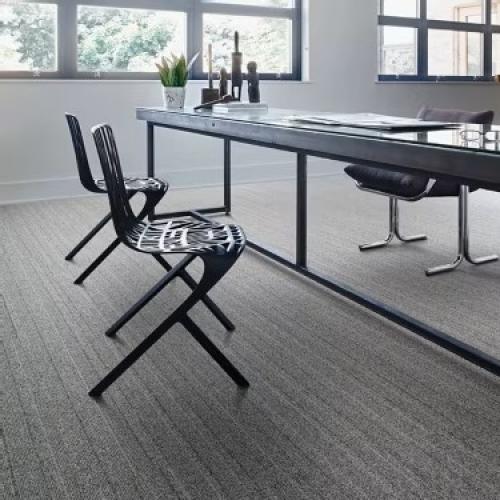 285m2 25cm x 100cm stroken Tapijttegels. Zeer decoratief!