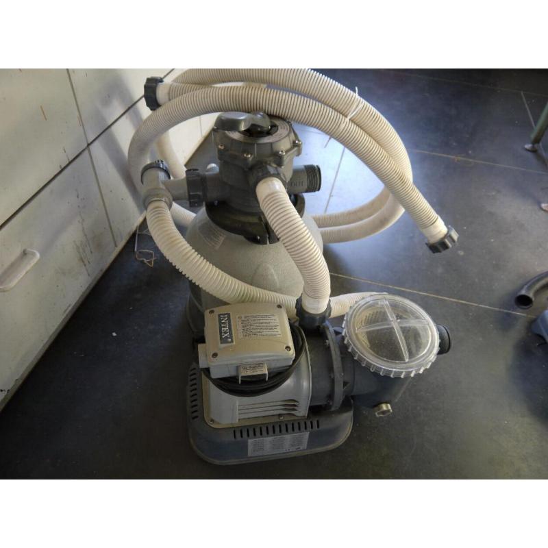 gebruikt Intex zandfilter met pomp en Intex zoutwatersysteem