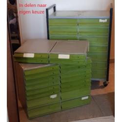 Ladenkast (archiefkast) op wieltjes
