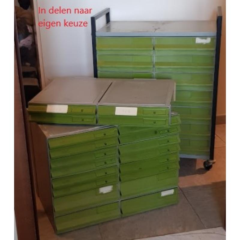 Ladenkast (archiefkast) op wieltjes