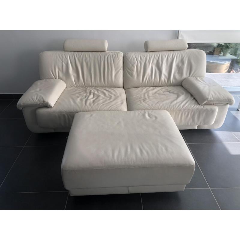 2 witte lederen zetels met poef