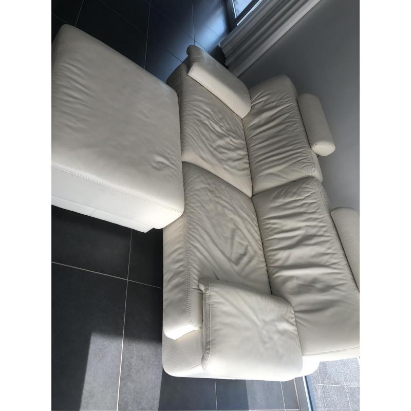 2 witte lederen zetels met poef